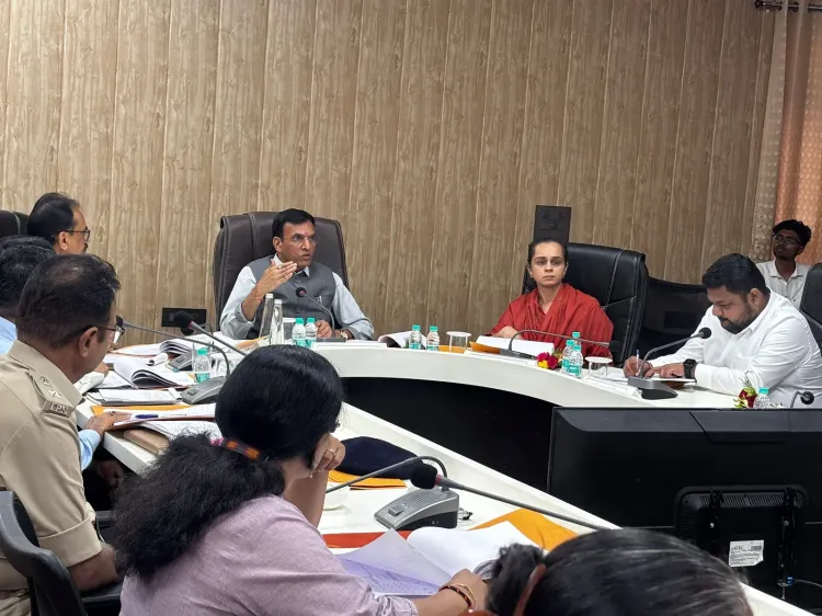 Mandaviya Chairs Porbandar DISHA Meet, Reviews Scheme Delivery