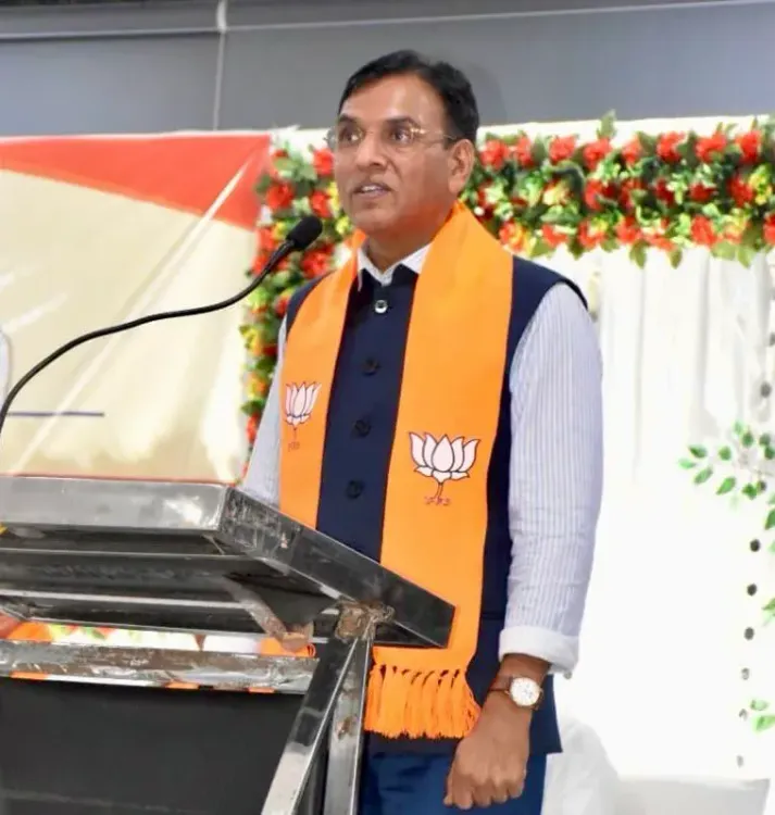 Mandaviya joins Viksit Bharat Sammelan in Porbandar