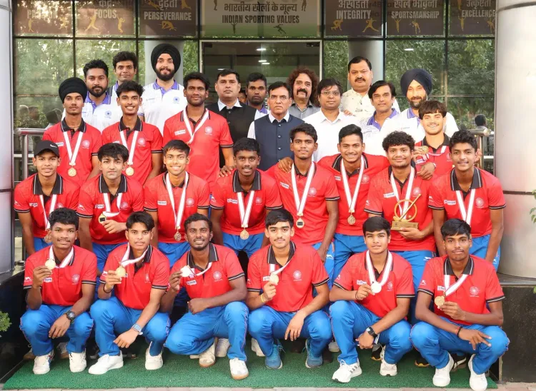 Mandaviya meets U-18 Hockey Asia Cup medal winners