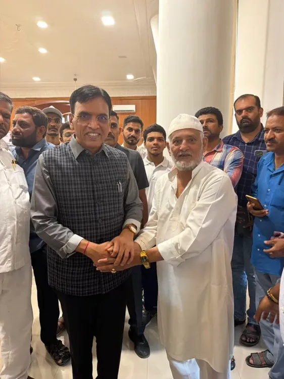Mandaviya Pays Tribute to Padma Shri Haji Kasam of Junagadh