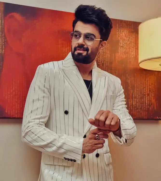 Maniesh Paul Reflects on Purchasing Black Market Tickets for David Dhawan's Film