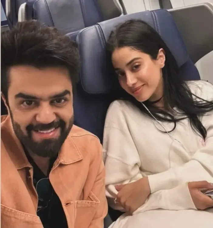 Janhvi Kapoor comforts Maniesh Paul on turbulent flight, gets called 'Strong Girl'