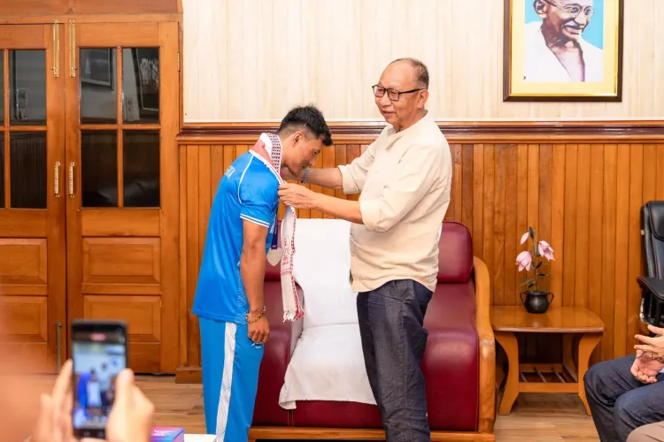 कॉमनवेल्थ गेम्स 2026 सिल्वर मेडलिस्ट ऋषिकांत सिंह को मणिपुर CM खेमचंद ने किया सम्मानित
