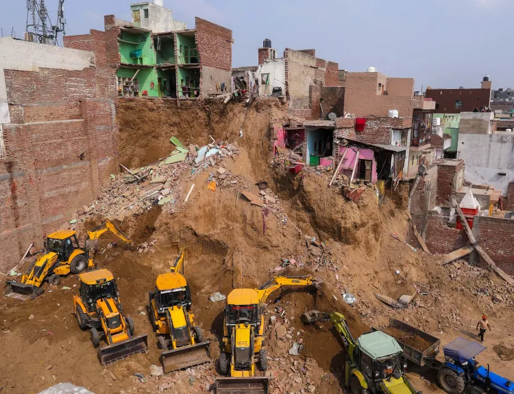 क्या मथुरा में 6 मकानों के गिरने की घटना के पीछे किसी की लापरवाही है?
