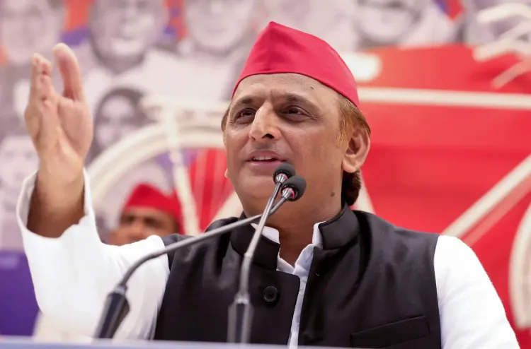 मथुरा सपा कार्यालय में जिलाध्यक्ष को थप्पड़: दो नेता और 17 कार्यकर्ता पार्टी से निष्कासित