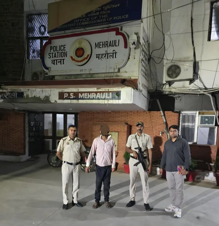 दिल्ली में राहगीर से लूट की कोशिश: दो नाबालिग हिरासत में, एक आरोपी गिरफ्तार