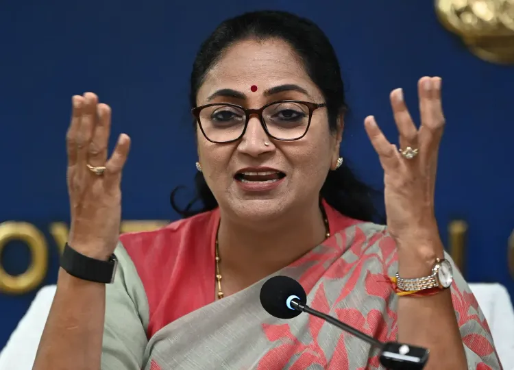दिल्ली लक्ष्मी योजना लॉन्च: CM रेखा गुप्ता ने 9.5 लाख महिलाओं को दिया ₹2,500 मासिक सहायता का वादा