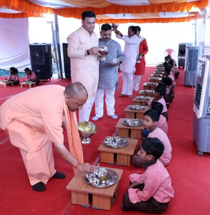 सीएम योगी ने बच्चों को मिड-डे मील परोसकर शिक्षा का दिया संदेश