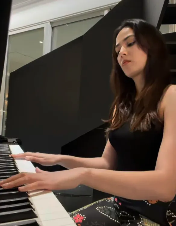 Mira Rajput Stuns Fans Playing 'Hum Tum' on Piano — Watch