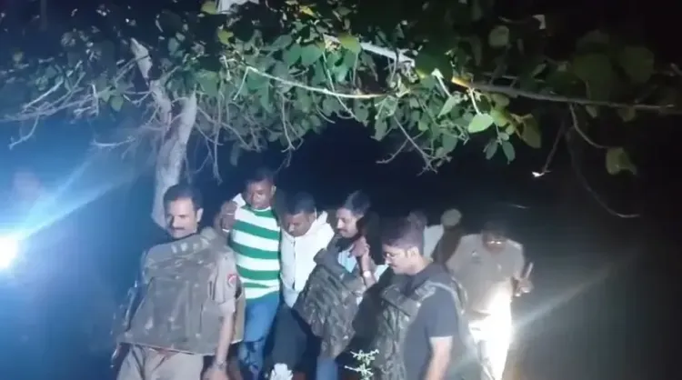 मिर्जापुर में गो-तस्करी: पुलिस मुठभेड़ में दो तस्कर घायल व गिरफ्तार, 45 गोवंश बरामद