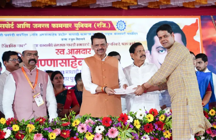 MLA Dawkhare hands CM Fadnavis ₹2 lakh cheque for drought-hit farmers