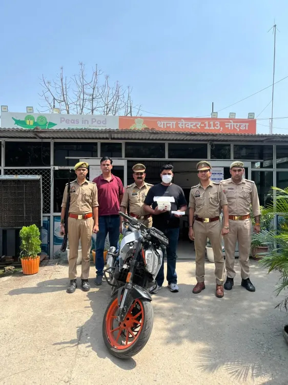 नोएडा में मोबाइल स्नैचर गिरफ्तार: 4 फोन, फर्जी नंबर प्लेट और KTM बाइक बरामद