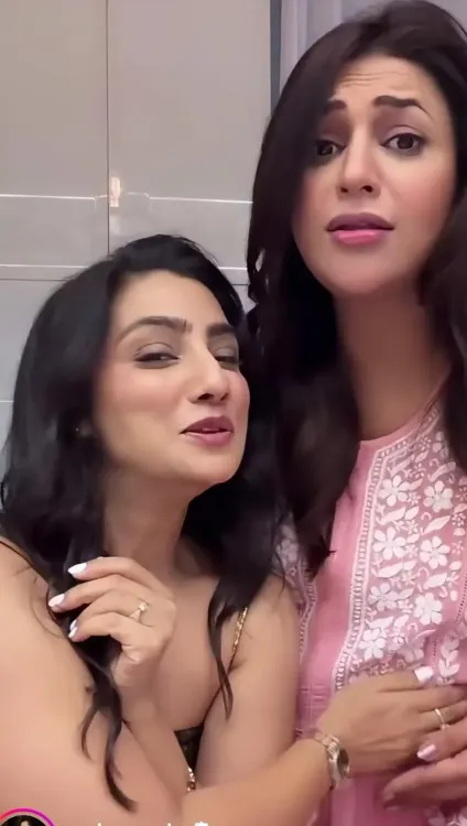 Pregnant Divyanka Tripathi grooves with Neha Marda to 'Kabhi Aar Kabhi Paar' remix