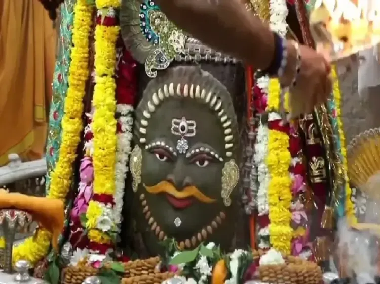 क्या मोरपंख और त्रिपुंड के साथ राजा की तरह सजे बाबा महाकाल में दिखी श्रीकृष्ण की छवि?