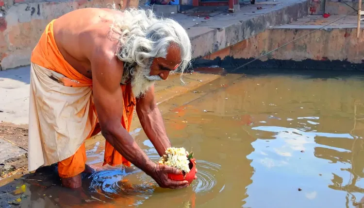 क्या मृत्यु के बाद गंगा नदी में अस्थि विसर्जन किया जाता है? जानिए पौराणिक मान्यता