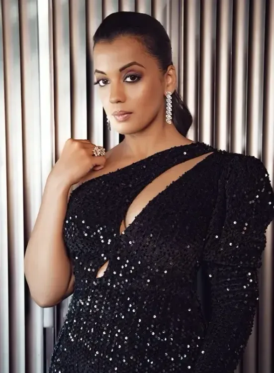 क्या मुग्धा गोडसे हैं मिस इंडिया सेमीफाइनलिस्ट से 'फैशन' का मॉडल अवतार?