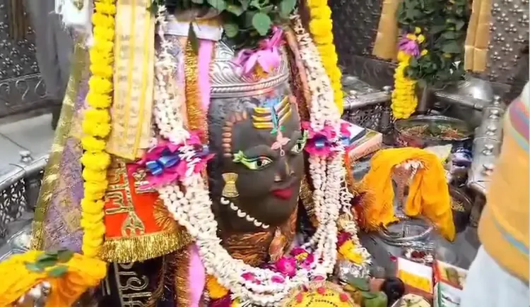 उज्जैन महाकालेश्वर मंदिर: मुकुट, रजत चंद्र और त्रिशूल से सजे बाबा महाकाल, भस्म आरती में उमड़े श्रद्धालु
