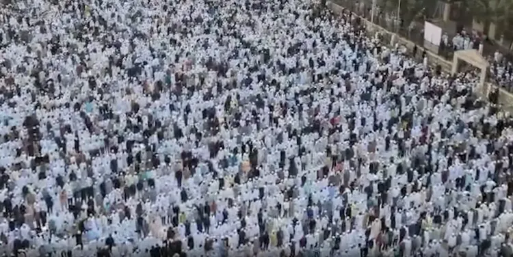 ईद-उल-फितर पर मुंबई की मस्जिदों में उमड़ी नमाजियों की भीड़, दी गई बधाई