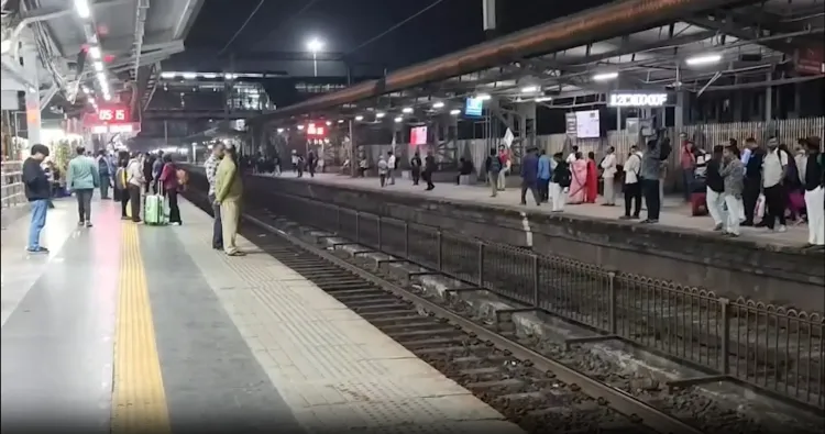 क्या मुंबई में मेगा ब्लॉक के कारण पश्चिमी रेलवे की लोकल सेवाएं प्रभावित हो रही हैं?