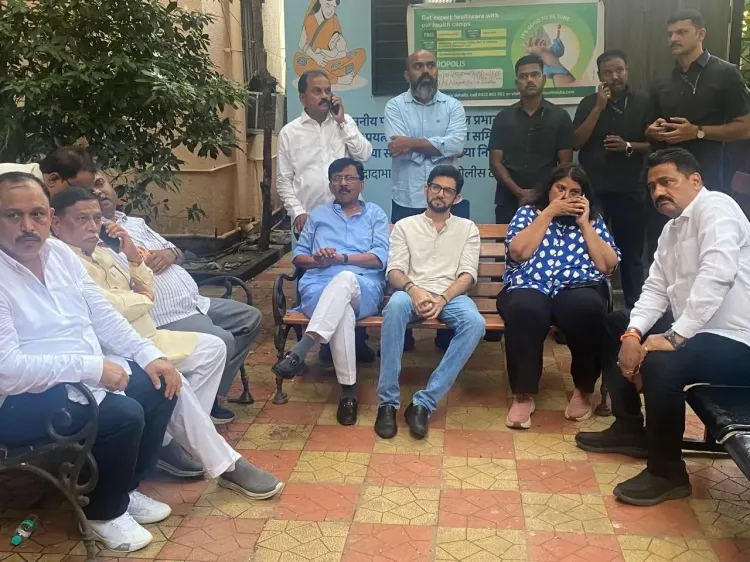 तुषार गांधी की हिरासत पर शिवसेना (यूबीटी) का हंगामा, आदित्य ठाकरे बोले — रिहाई तक थाना नहीं छोड़ेंगे