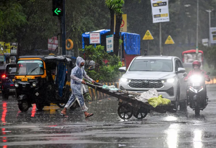 मुंबई: वसई-विरार लोकल ट्रेन 25-30 मिनट लेट, नालासोपारा जलभराव से रेल पटरियाँ जलमग्न