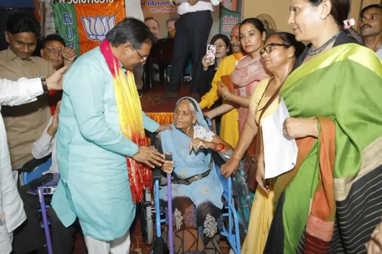 क्या मुस्तफाबाद में विकलांग और वरिष्ठ नागरिकों को सहायक उपकरण वितरित किए गए?