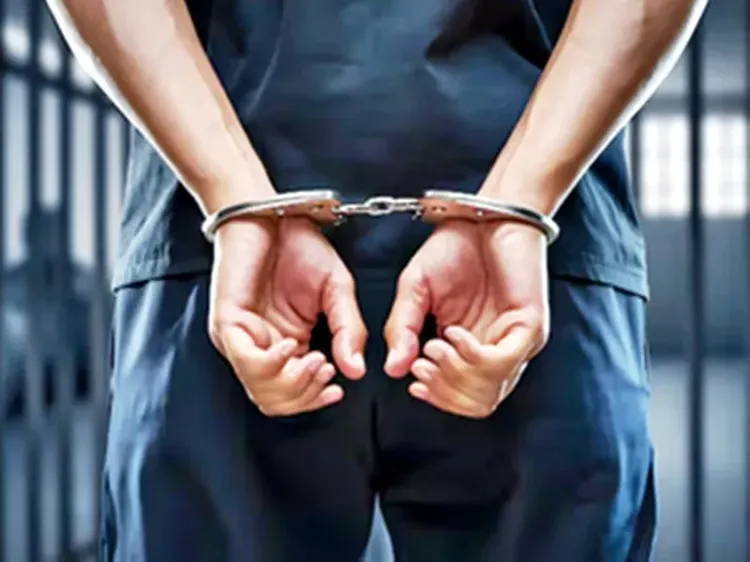 मुजफ्फरपुर: 102 एंबुलेंस से 200 ग्राम गांजा और देसी कट्टा बरामद, चालक-टेक्नीशियन गिरफ्तार