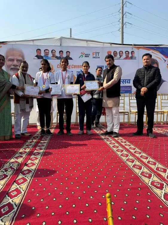 क्या नमो स्टेडियम में सांसद खेल महोत्सव का भव्य समापन हुआ? मनोज तिवारी ने खिलाड़ियों का हौसला कैसे बढ़ाया?