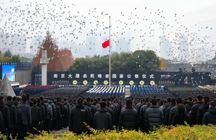 क्या नानचिंग नरसंहार के पीड़ितों की स्मृति में राष्ट्रीय स्मारक समारोह आयोजित किया गया?