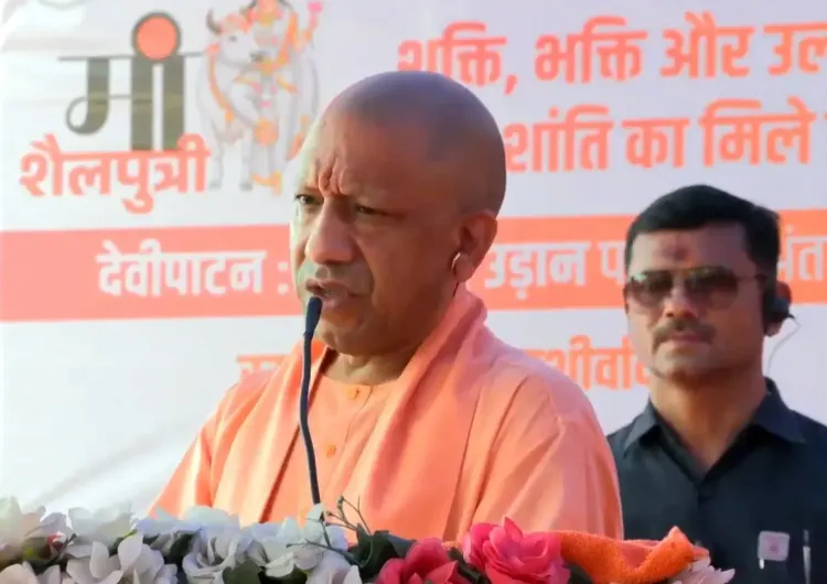 योगी आदित्यनाथ बोले — नारी सम्मान और स्वावलंबन ही रामराज्य की नींव, बलरामपुर में बेटियों को बाँटी स्टडी टेबल