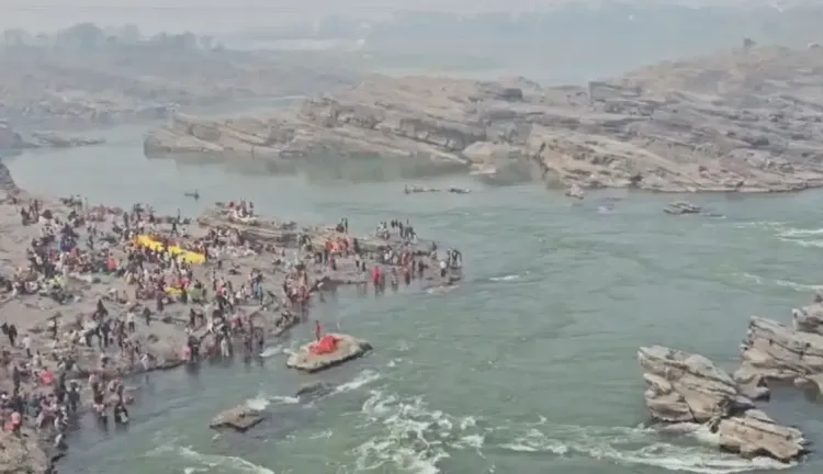 क्या नर्मदा जयंती पर घाटों पर श्रद्धालुओं की भारी भीड़ उमड़ी?
