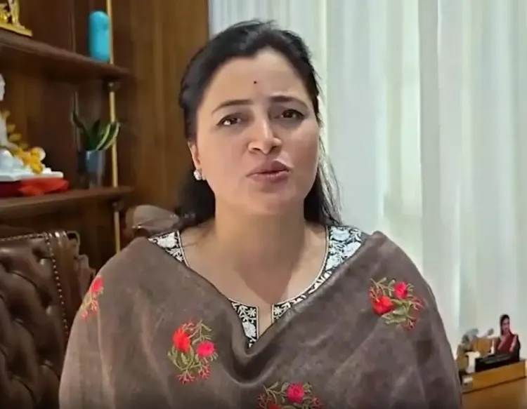 नवनीत राणा का नासिक टीसीएस मुद्दे पर तीखा बयान, 'हिंदू बेटियों पर अत्याचार सहन नहीं होगा'