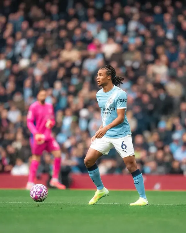 क्या बार्सिलोना नाथन एके को साइन कर पाएगा, जबकि मैनचेस्टर ने 250 करोड़ की ट्रांसफर फीस मांगी है?