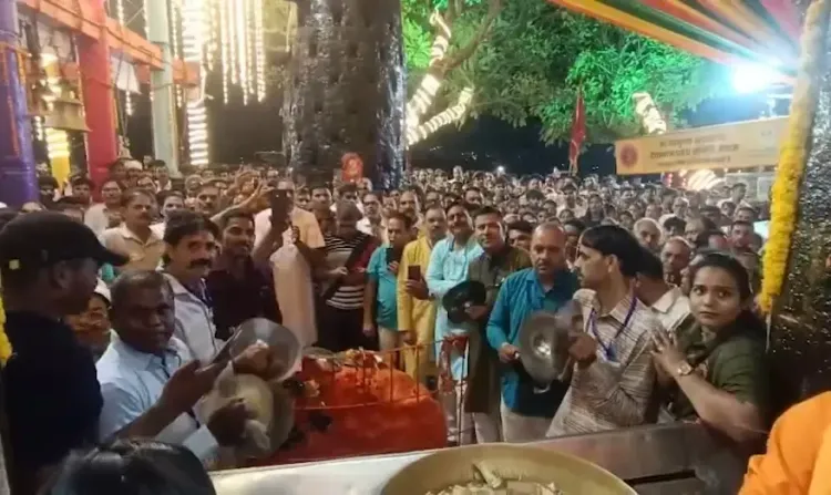 शारदीय नवरात्रि के चौथे दिन माता टेकरी मंदिर में लाखों श्रद्धालुओं का जनसैलाब, प्रयागराज में 'श्रृंगार चौकी' जुलूस ने मोहा मन