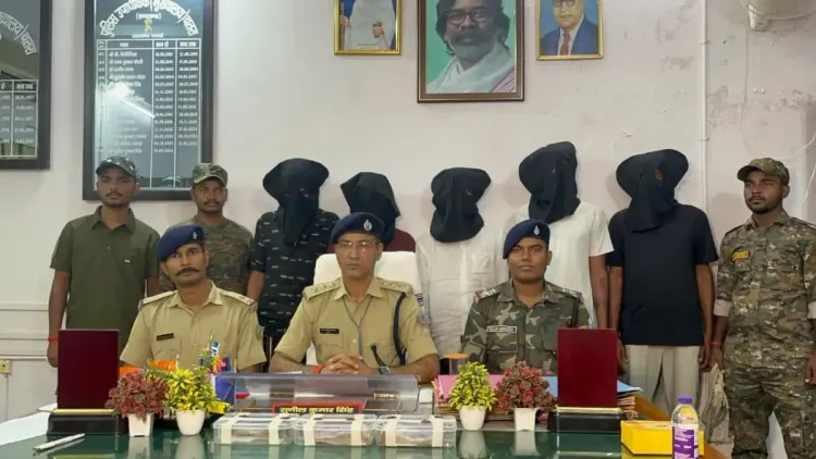 चतरा में NCB अधिकारी बनकर बस से ₹32 लाख लूटने वाला अंतरराज्यीय गिरोह गिरफ्तार, थार और नकदी बरामद