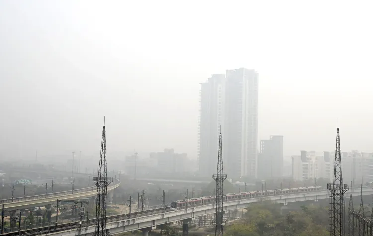 दिल्ली-एनसीआर में मौसम की मार: सुबह की धुंध, दिन में गर्मी और जहरीली हवा