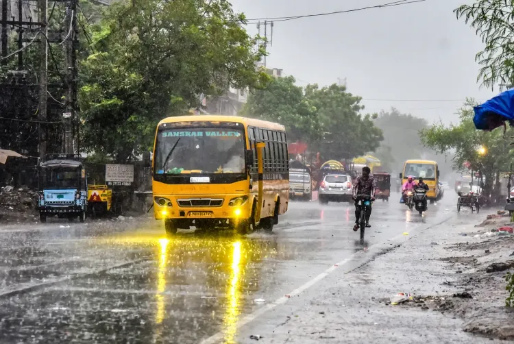 दिल्ली-एनसीआर में 6 अक्टूबर को तेज बारिश और आँधी का अलर्ट, तापमान 4 डिग्री तक गिरेगा