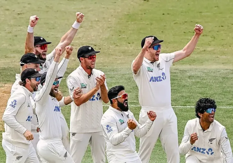 क्या न्यूजीलैंड ने वेस्टइंडीज को तीसरे टेस्ट में 323 रनों से हराकर सीरीज 2-0 से जीत लिया?