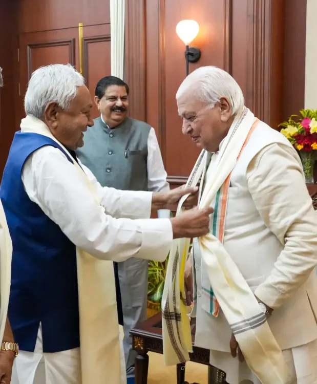 क्या नीतीश कुमार और गडकरी ने बिहार के राज्यपाल आरिफ मोहम्मद खान को जन्मदिन की बधाई दी?