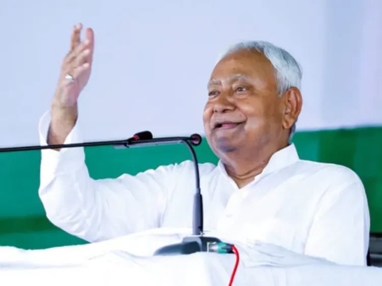 How did Nitish Kumar praise PM Modi during his visit to Purnea?