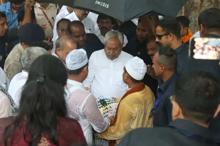 Nitish Kumar visits Biharsharif dargah, prays for peace