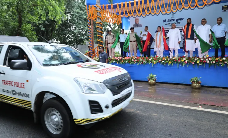 क्या बिहार के मुख्यमंत्री नीतीश ने पुलिस उपाधीक्षक यातायात एवं यातायात थानों के लिए 71 पुलिस वाहनों को हरी झंडी दिखाकर रवाना किया?