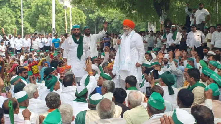 नोएडा: तीनों प्राधिकरणों के बाहर किसानों का धरना तीसरे दिन भी जारी, 10% भूखंड व 64.7% मुआवजे की मांग
