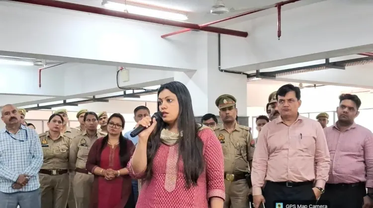 नोएडा में औद्योगिक शांति को बनाए रखने के लिए प्रशासन की सक्रियता, जिलाधिकारी का श्रमिकों से संवाद