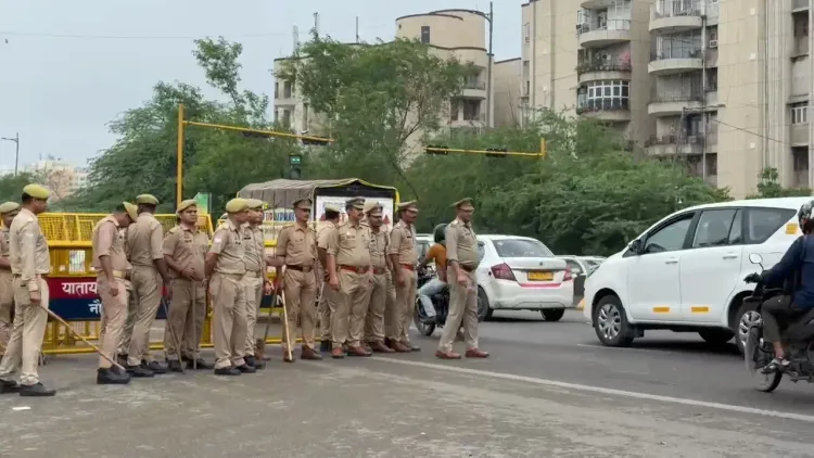 चिल्ला बॉर्डर पर हाई अलर्ट: किसानों के दिल्ली कूच के मद्देनजर नोएडा पुलिस ने बहु-स्तरीय बैरिकेडिंग की