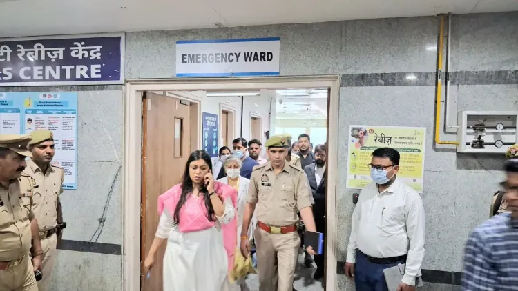 नोएडा फैक्ट्री में आग: डीएम ने घायलों का हाल जाना, इलाज के लिए दिए निर्देश