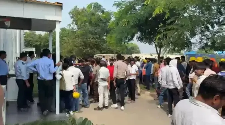 नोएडा इंटरनेशनल एयरपोर्ट: ठेका मजदूरों का प्रदर्शन, छह महीने से बकाया वेतन का आरोप