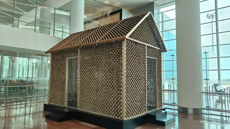 नोएडा इंटरनेशनल एयरपोर्ट पर 'मिस्टिक अबोर्ड' झोपड़ी: आध्यात्मिकता का नया प्रतीक