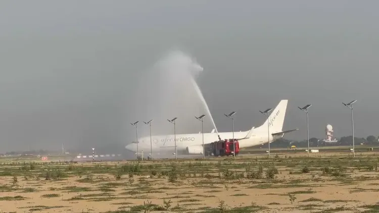 नोएडा इंटरनेशनल एयरपोर्ट पर कार्गो संचालन शुरू, चेन्नई से पहली मालवाहक उड़ान ने रचा इतिहास