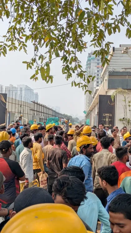 नोएडा: आइवरी काउंटी सोसाइटी में टावर से गिरकर मजदूर जावेद की मौत, निर्माण सुरक्षा पर सवाल